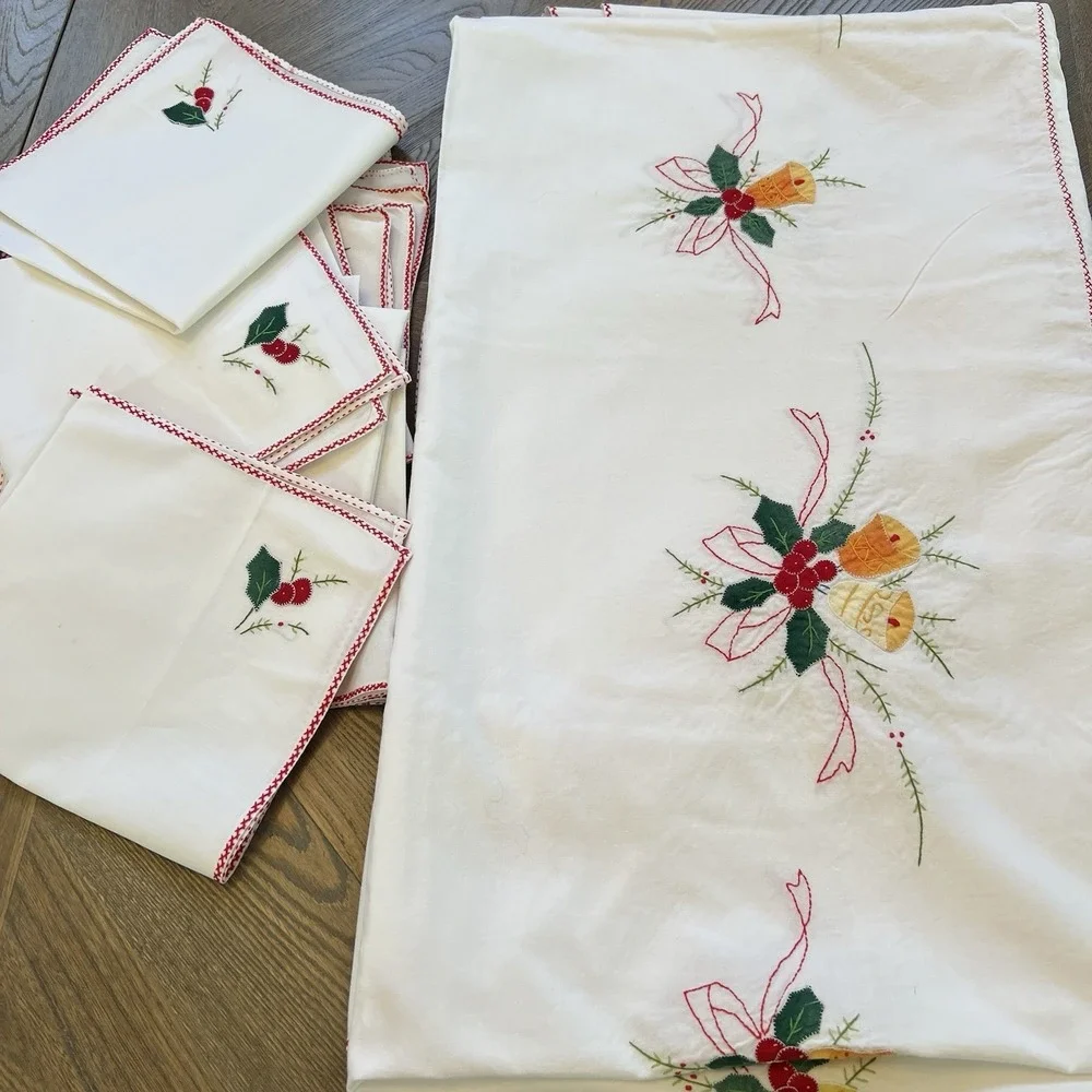 VINTAGE HAND EMBROIDERED CHRISTMAS TABLECLOTH Set W/12 Napkins 72X 108